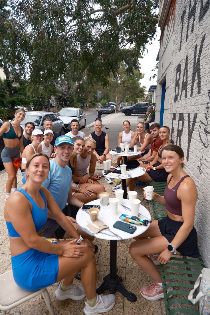 Comunidad wellness reunida después de una actividad