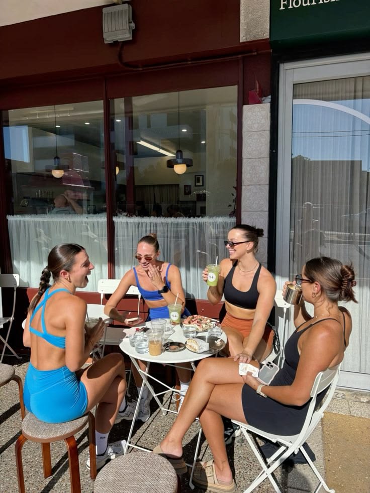 Grupo de amigas compartiendo un café después de entrenar